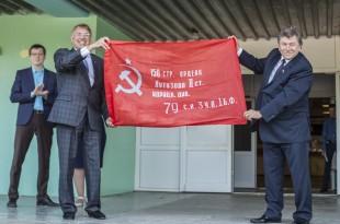 Копию знамени Победы подарил Анатолий Дубас лицею Усть-Илимска   